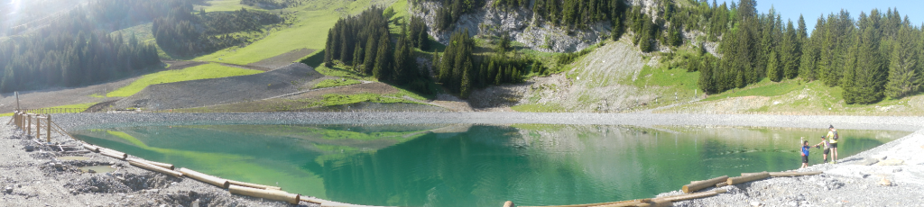 "Il me faut une photo du lac à votre retour" disait Fred. Et bien voilà un joli panoramique d'un lac pas super naturel ...